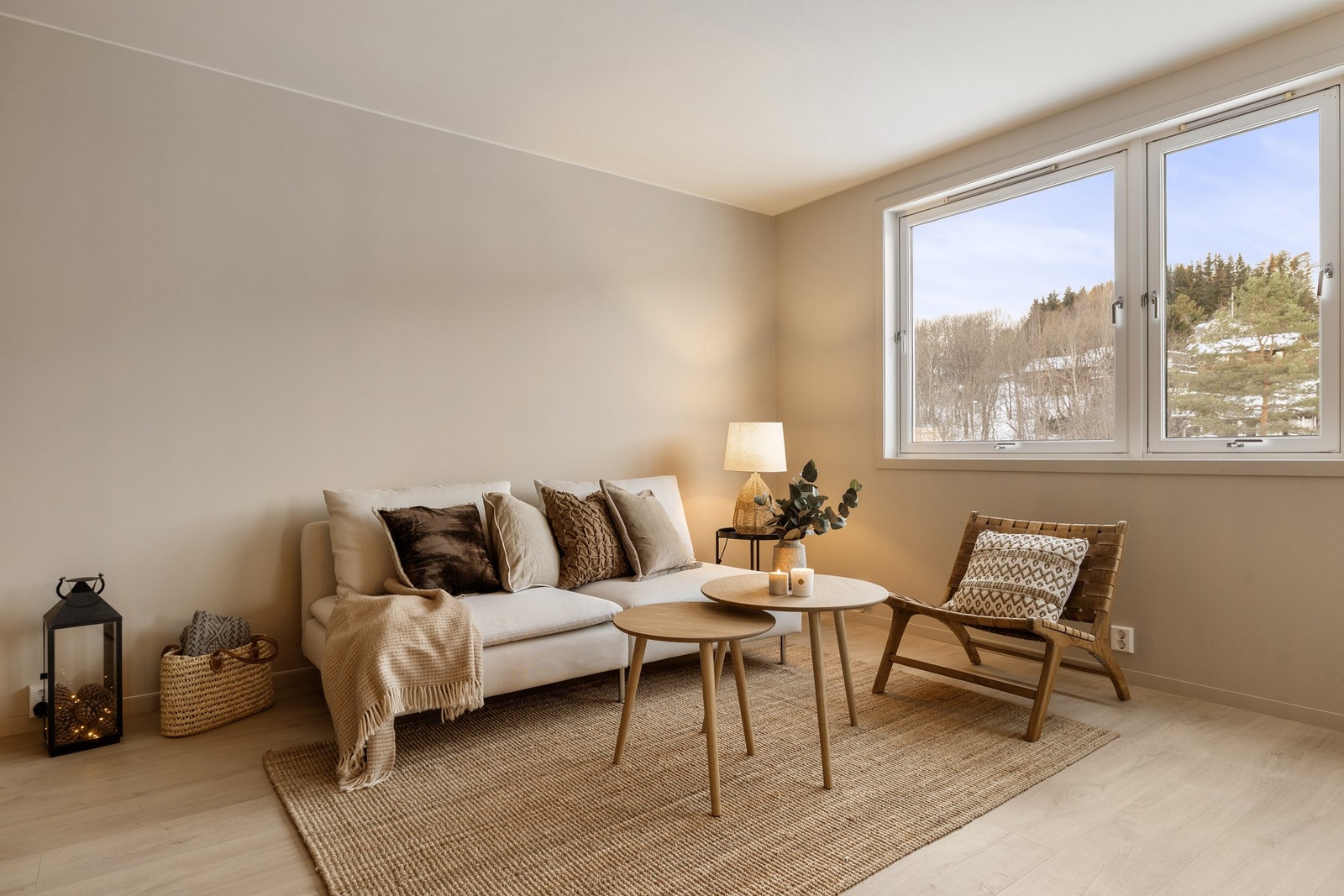 Leilighetens interiør har rene linjer, naturlige materialer og en rolig, minimalistisk fargepalett som skaper en varm og balansert atmosfære. Galleribilde