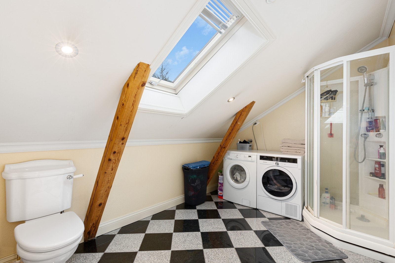 Badet er utstyrt med opplegg for vaskemaskin, samt toalett, servant og dusjkabinett. Galleribilde