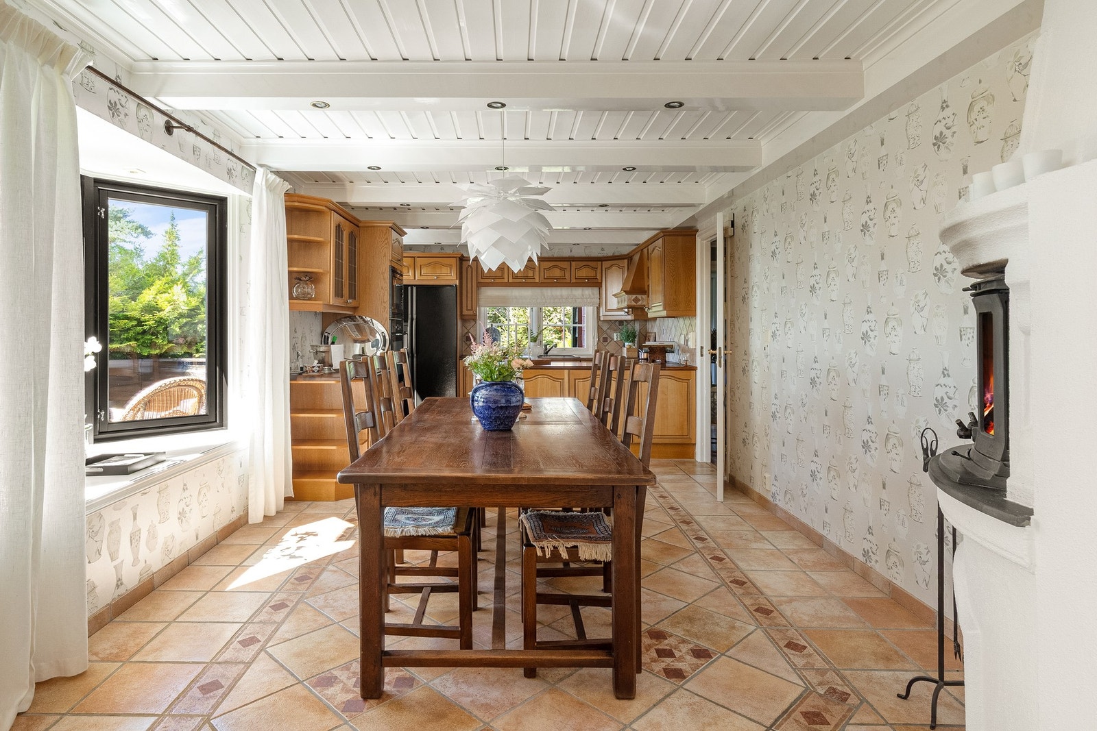 Kjøkkenet har fliser med gulvvarme - behagelig og praktisk Galleribilde