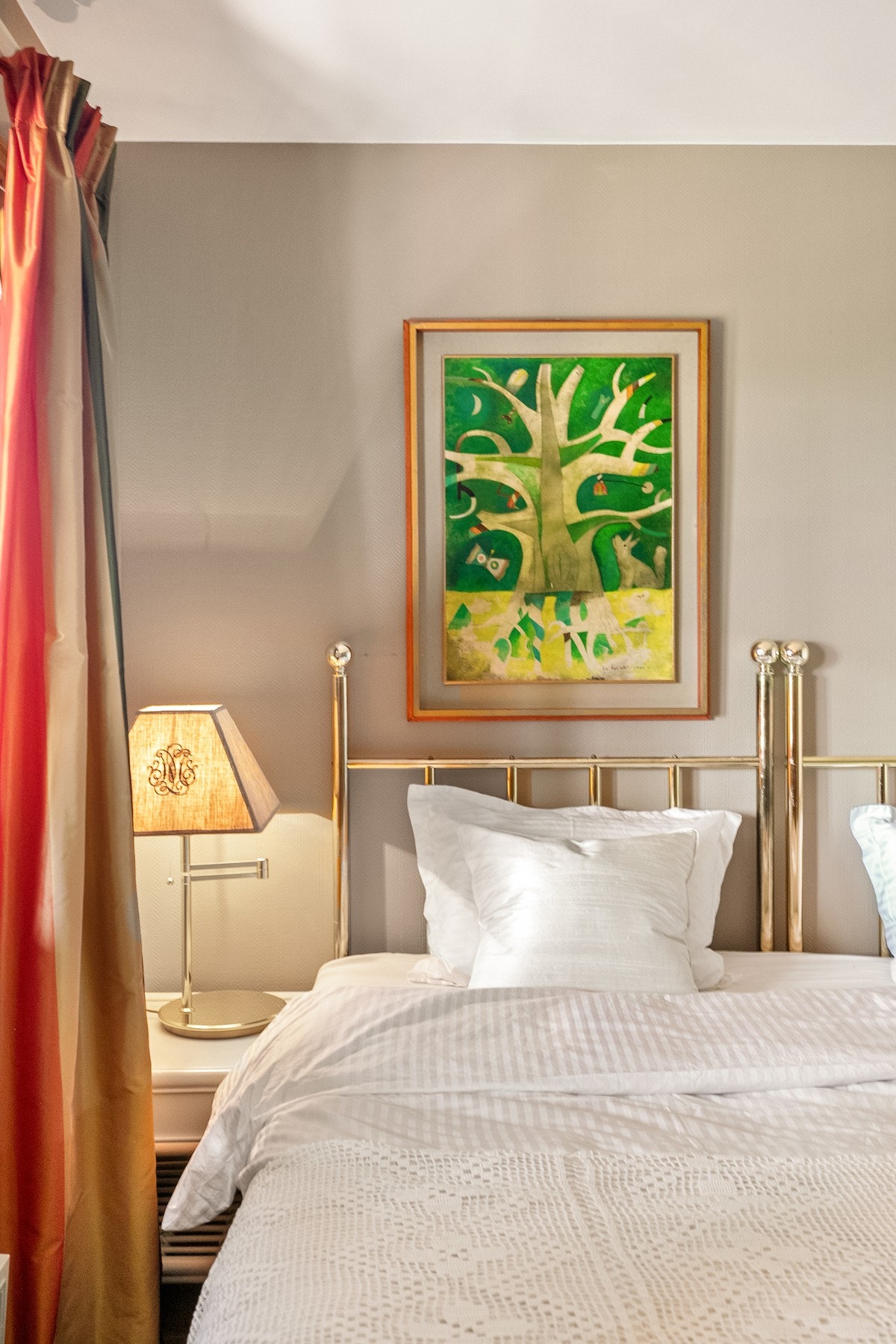 Soverom 4 i underetasjen er lyst og romslig med garderobeskap Galleribilde