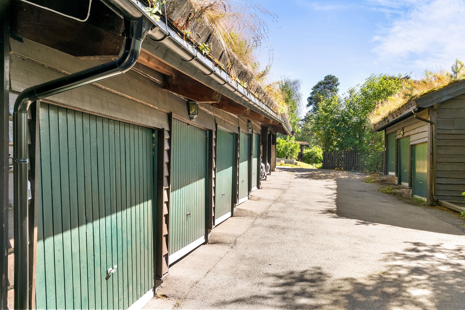 Garasje med elektrisk port og carport. Egen bod på ca 5 kvm bak garasjen. Det er mulighet for å montere elbillader Galleribilde