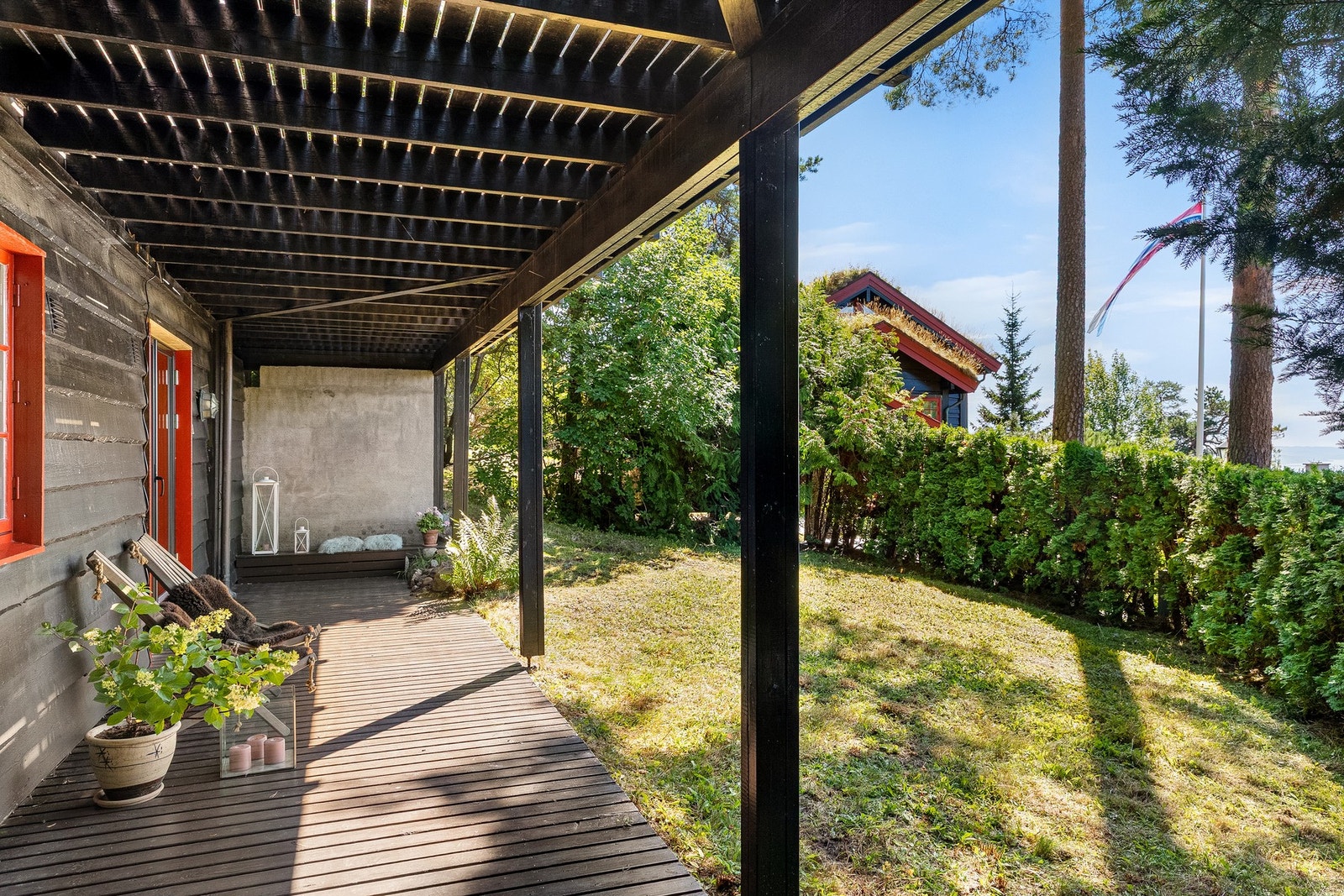 Hage med gressplen som passer perfekt for lek og uteaktiviteter Galleribilde