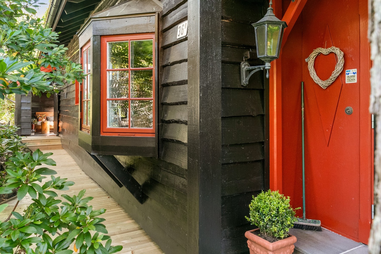 Hyggelig og velholdt inngangsparti med varmekabler under skifer Galleribilde