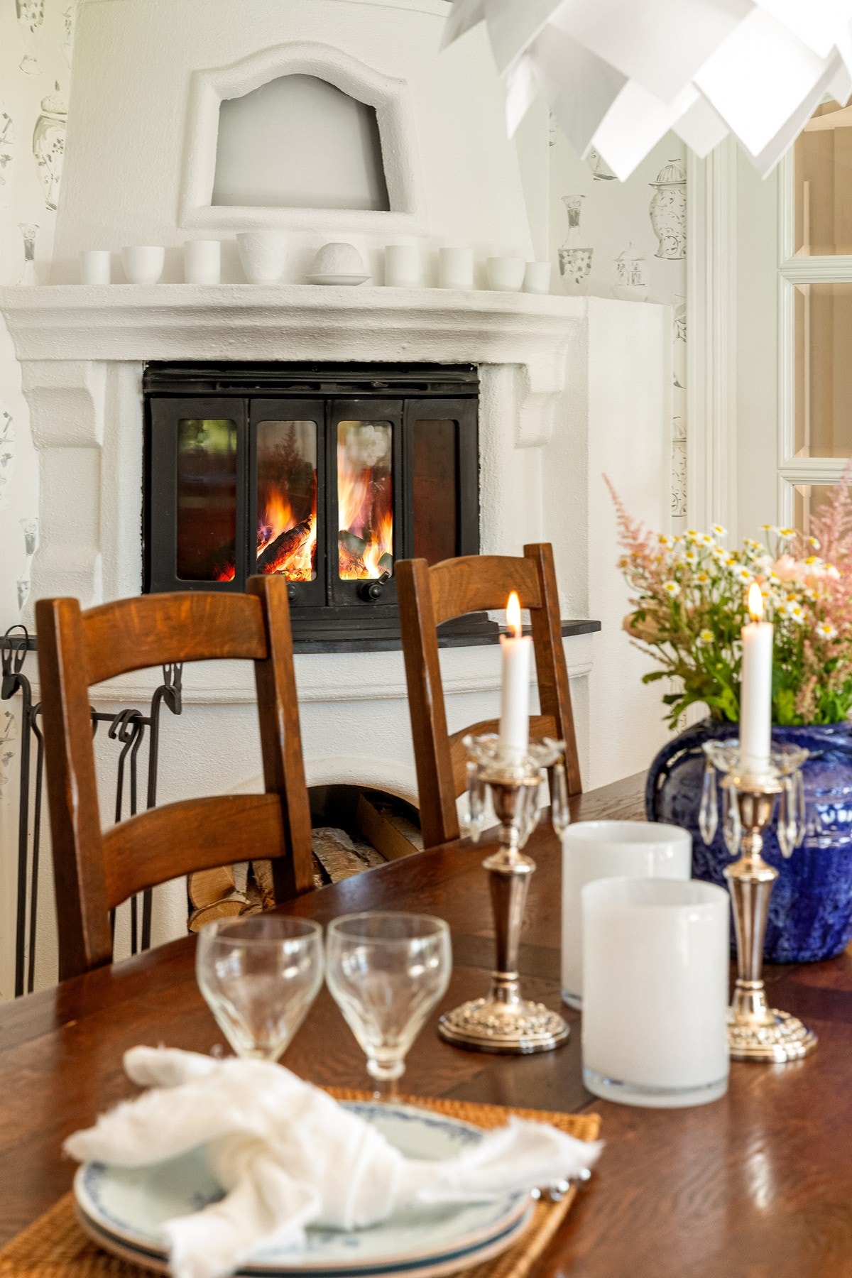 Peis med lun atmosfære og dekket bord - klar for hyggelige stunder. Galleribilde