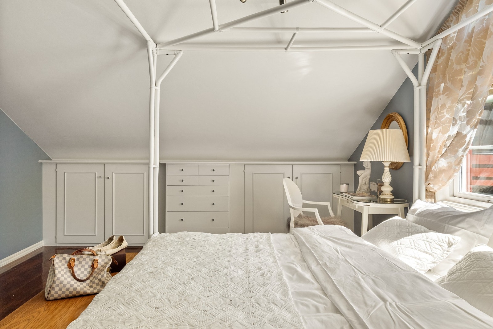 Smarte garderobeskap i knevegg for lagring Galleribilde