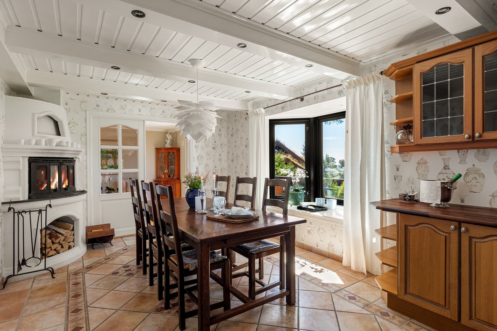 Hyggelig kjøkken med sjel - stor spiseplass, karnapp og peis Galleribilde