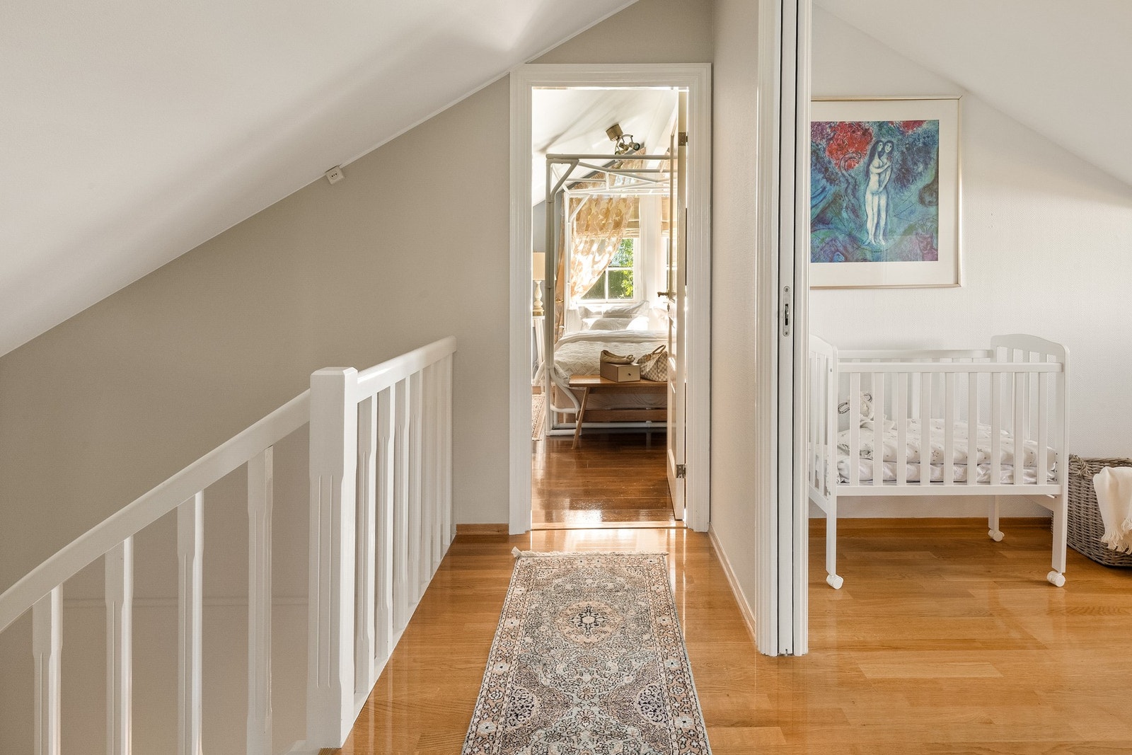 Lys gang som binder hovedsoverom og loftstue sammen Galleribilde