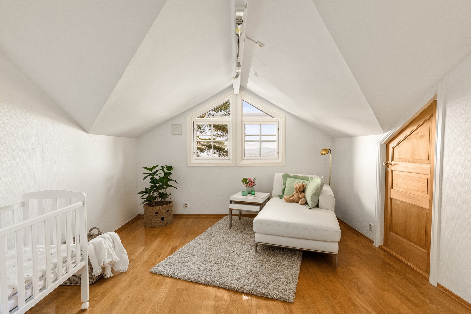 Sjarmerende rom - kan passe som barnerom, loftstue eller kontor. Tilgang til bod/garderobe med skråtak Galleribilde
