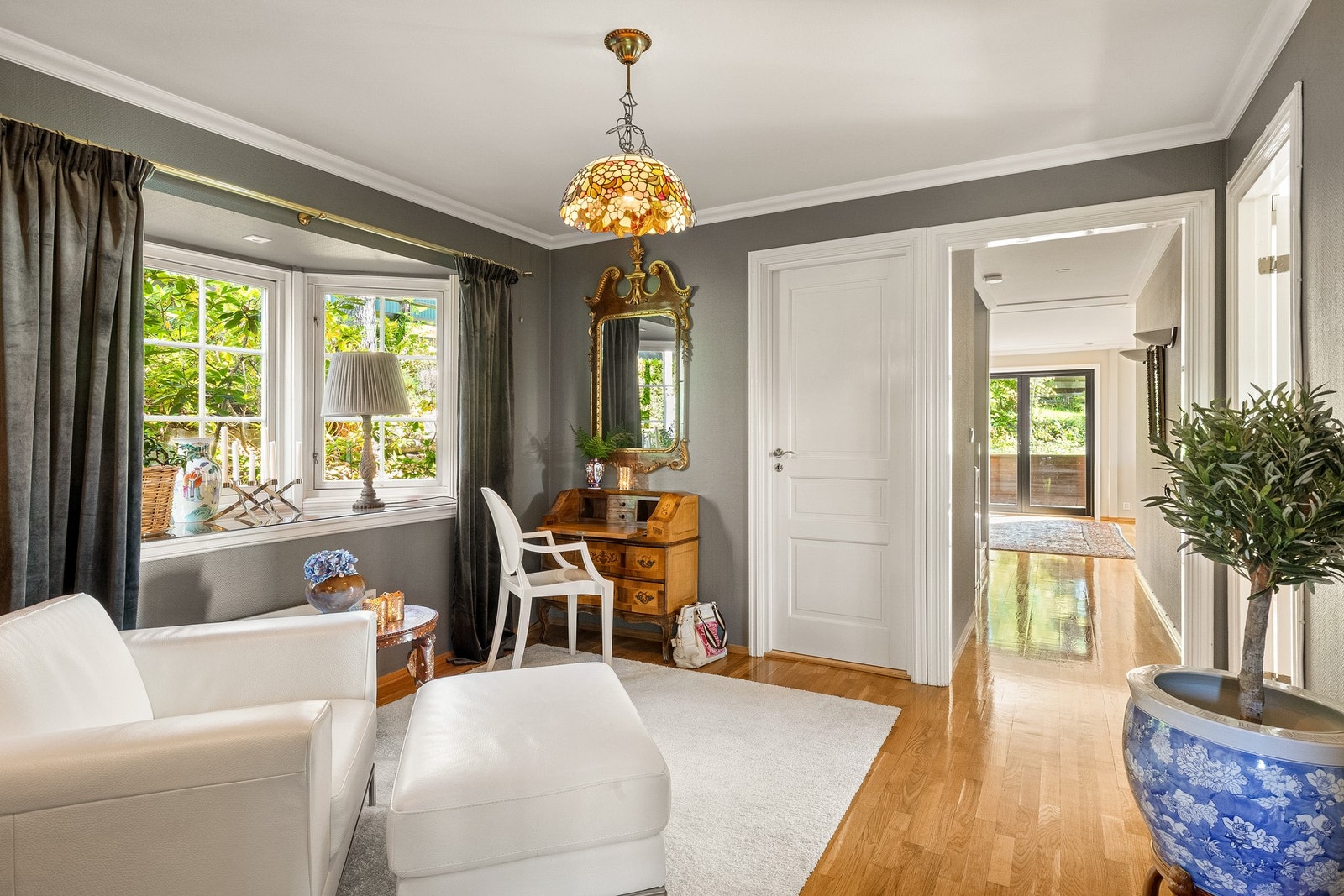 Lys og hyggelig mellomstue med karnappvindu og tilgang til gjestetoalett Galleribilde