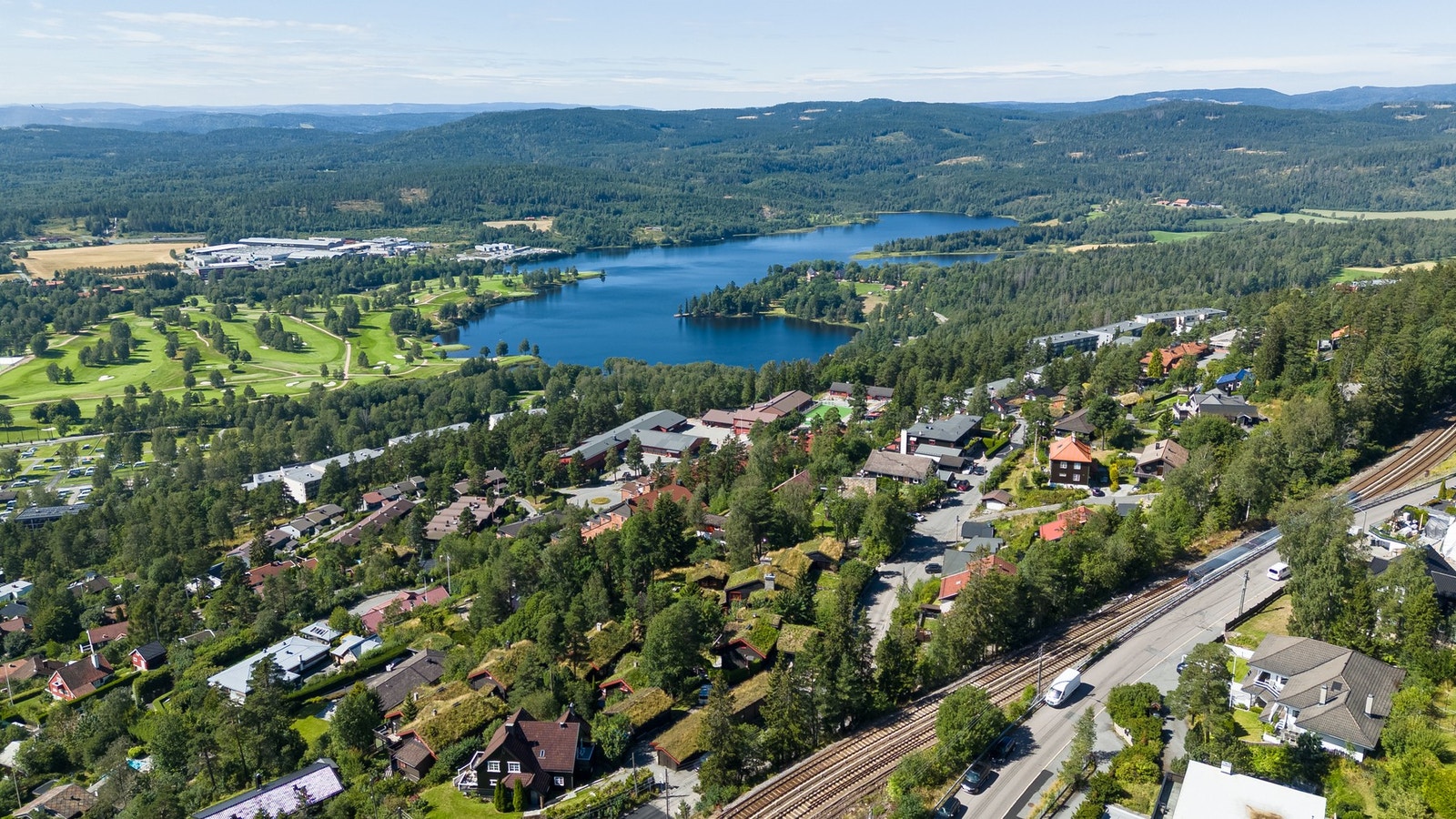 Utsikt mot Bogstadvannet. Et eldorado for ski- og turentusiaster, med flotte løypenett og muligheter for friluftsliv hele året Galleribilde