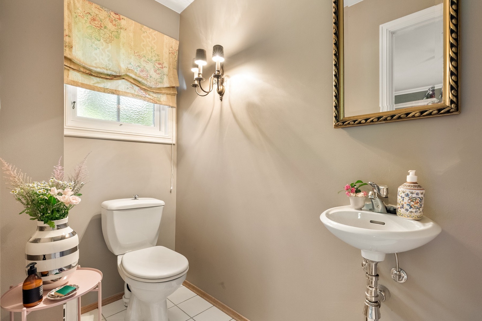 Gjestetoalett med servant og speil Galleribilde