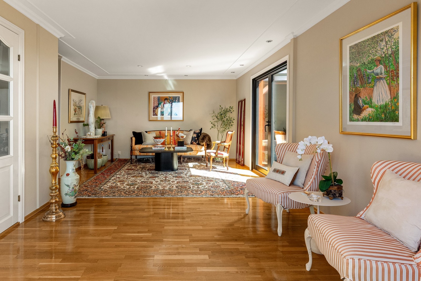 Stuen er lys og romslig med doble glassdører mot kjøkken og downlights. Galleribilde