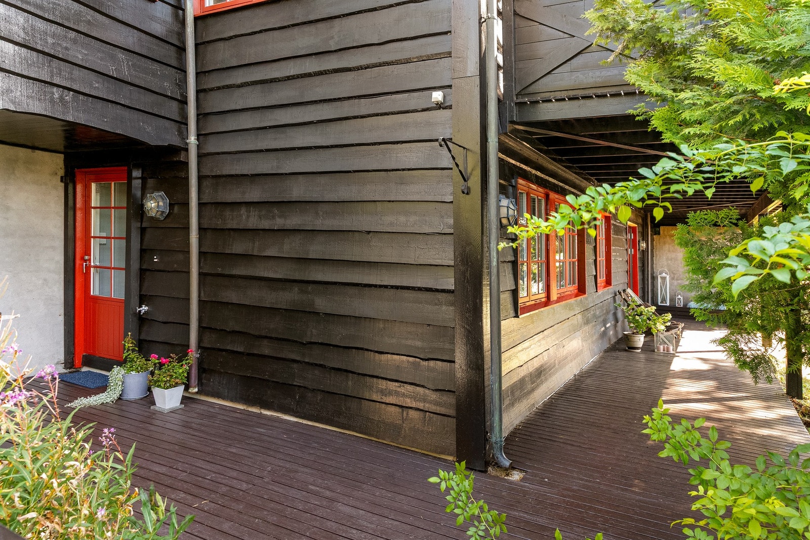 Egen inngang til underetasjen og markterrasse på ca. 40 m² Galleribilde