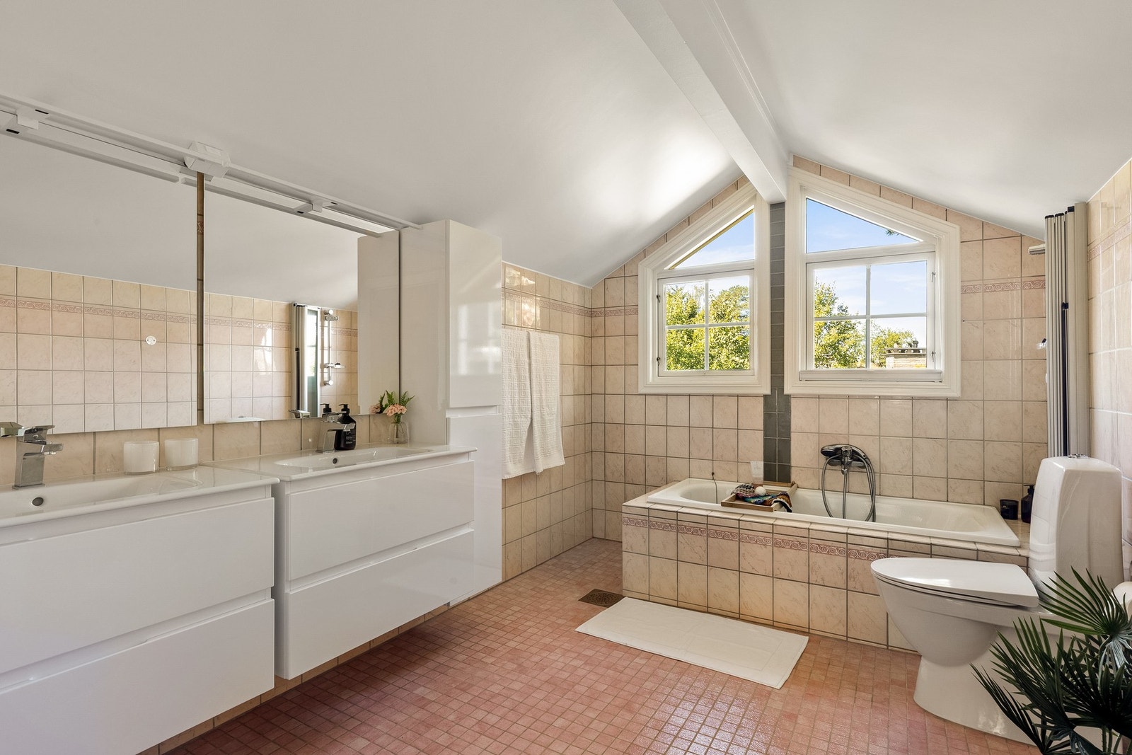 Stort hovedbad med dobbel servantinnredning og badekar Galleribilde