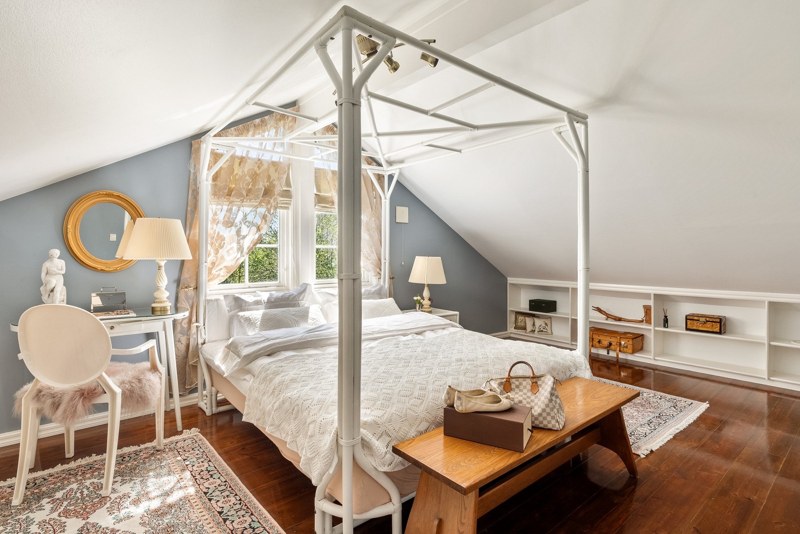 Romslig og lyst hovedsoverom Galleribilde