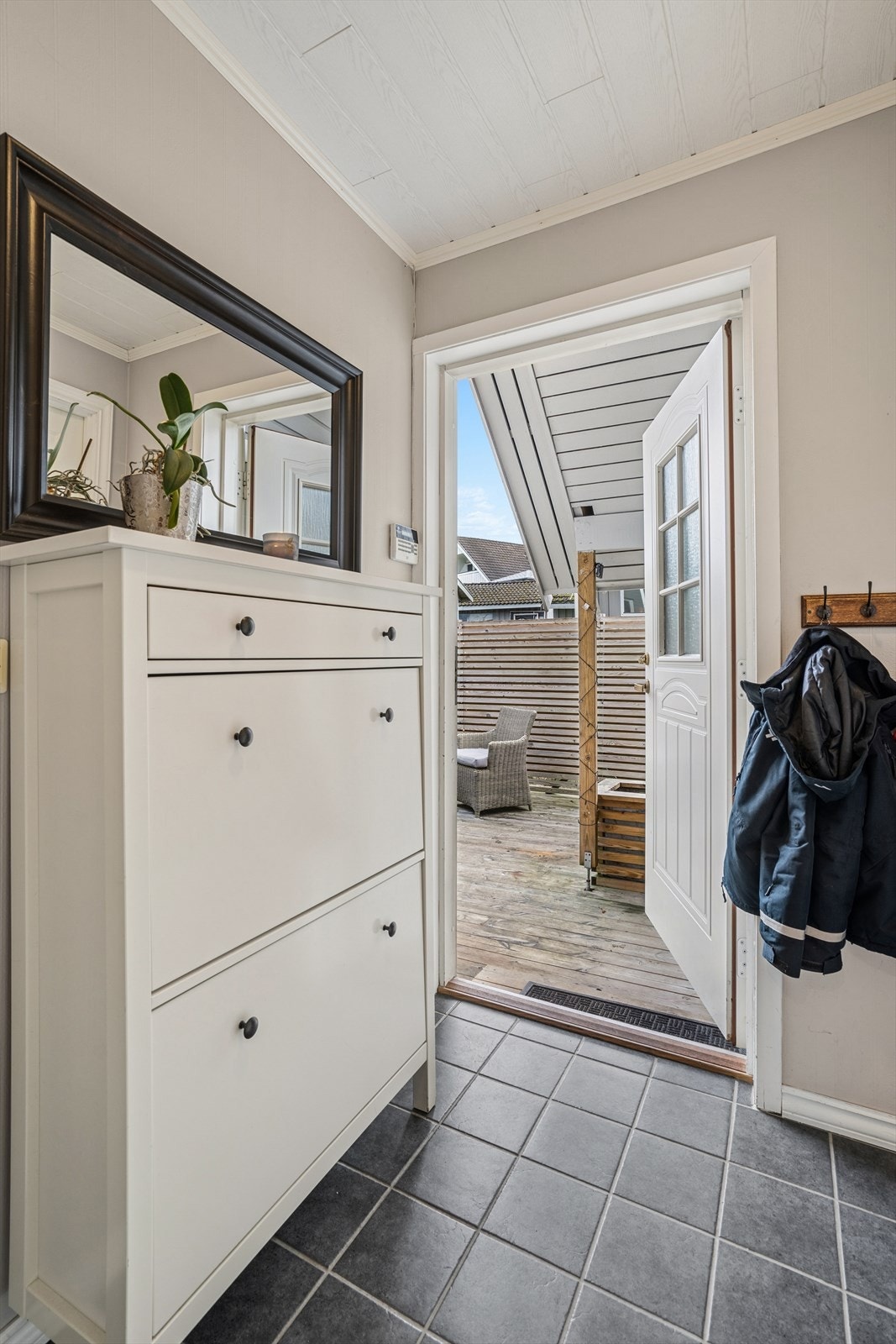 Velkommen inn i varmen. Det er behagelige varmekabler i gulvet, og god plass til å henge fra seg yttertøyet. Galleribilde