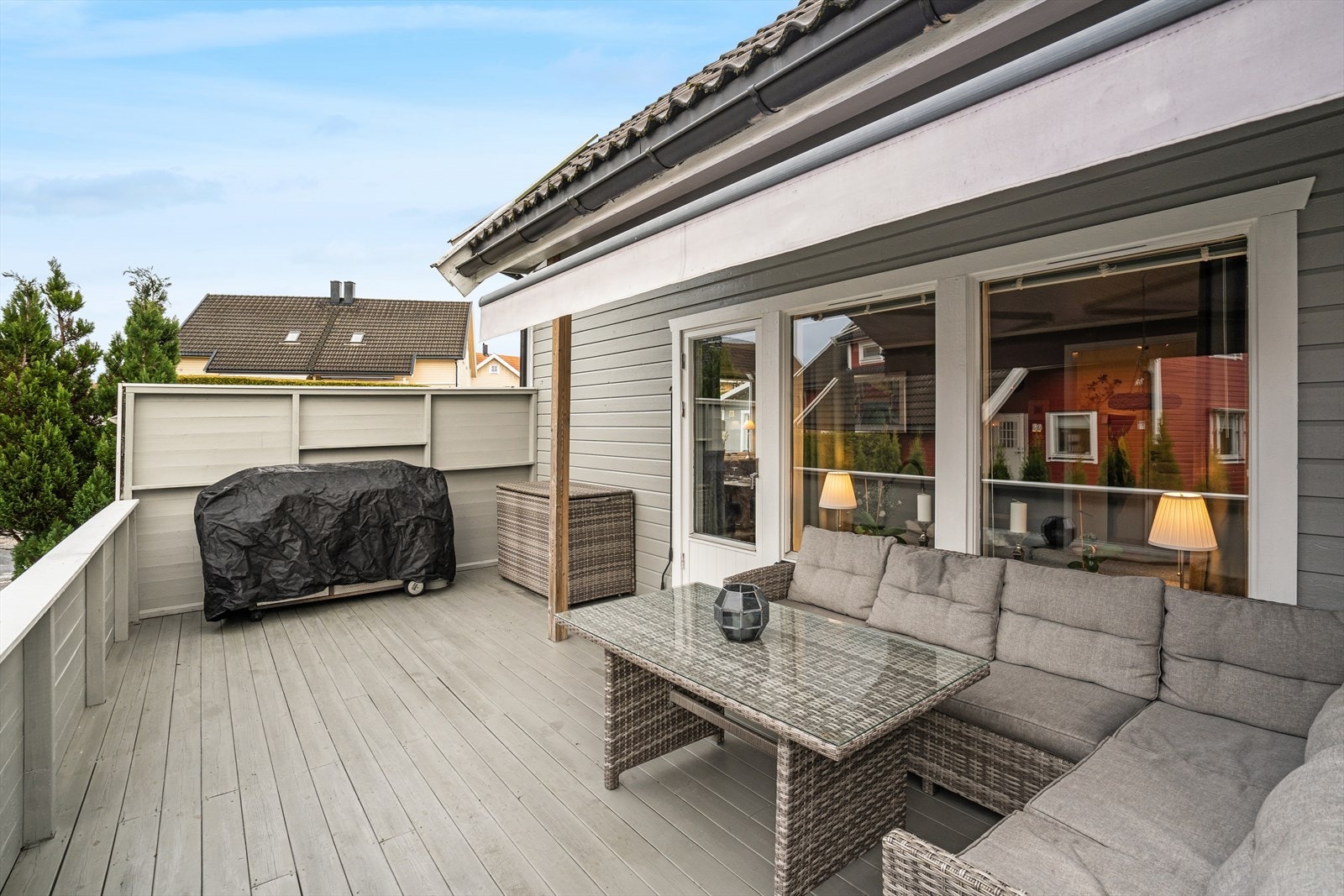 Vestvendt terrasse med utgang fra stuen Galleribilde