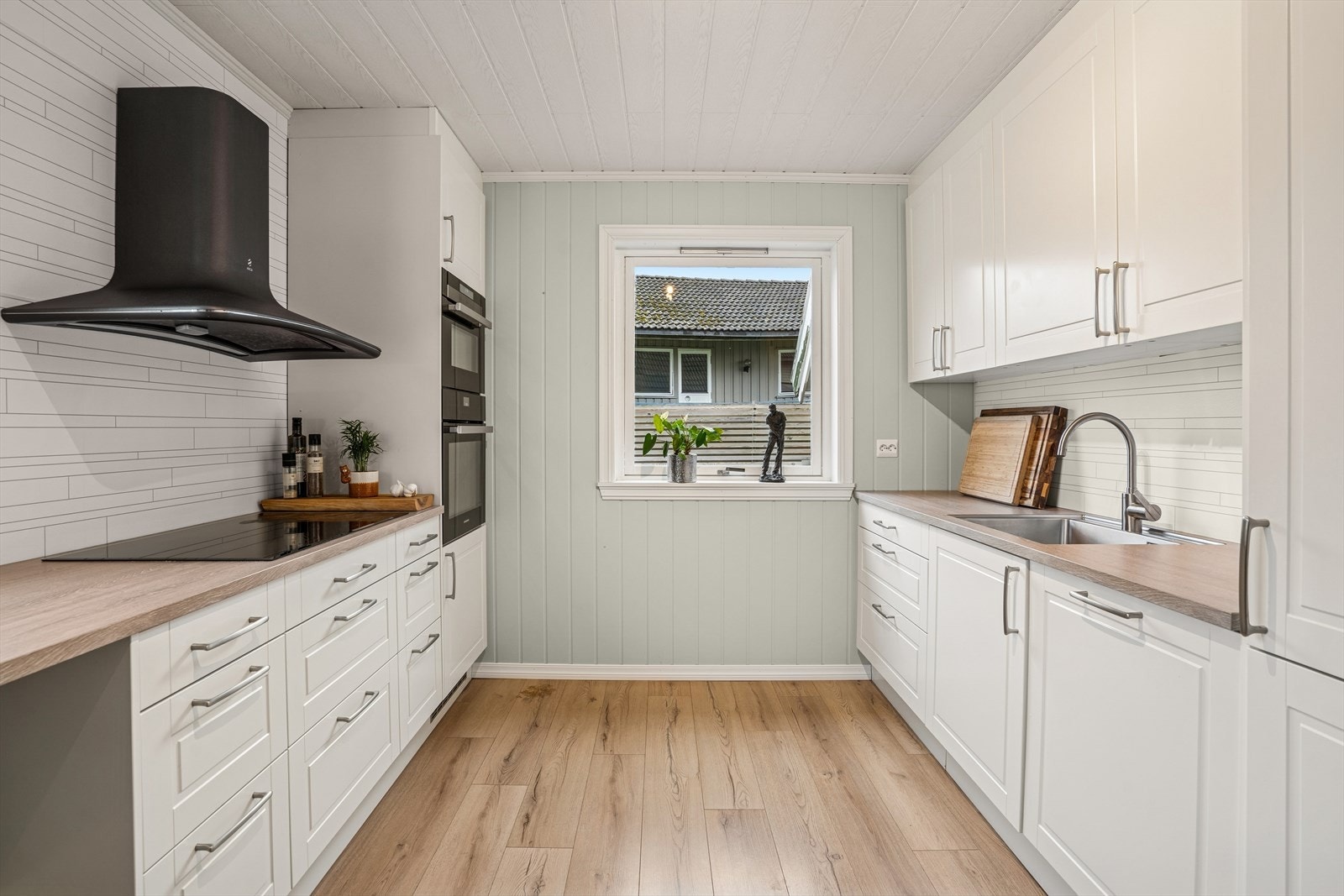 Kjøkkenet fra 2019 har godt med skap og benkeplass. Det er integrerte hvitevarer Galleribilde