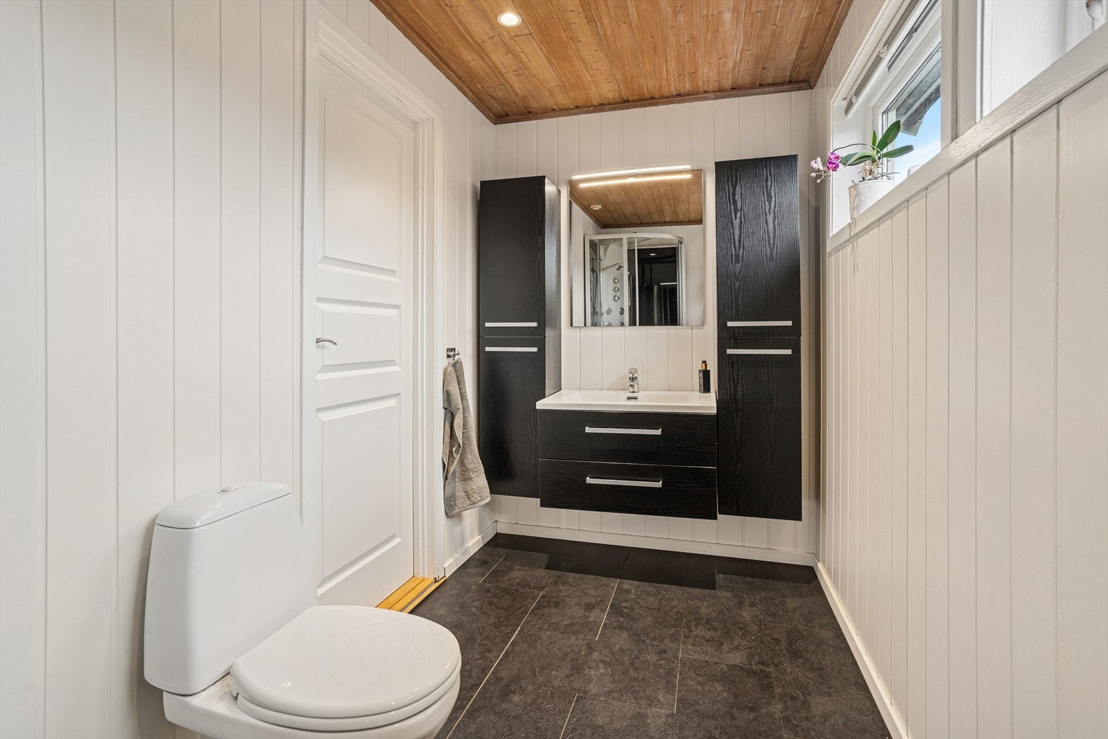 Badet i 2.etasje er av god størrelse Galleribilde