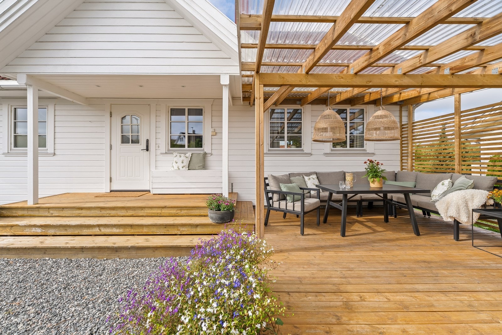 Ved inngangspartiet finner du en terrasse på ca. 18 m². Galleribilde