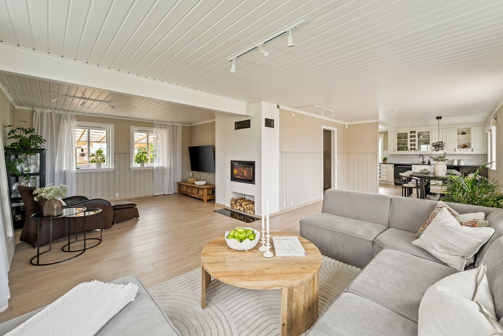 Boligen har en lys og luftig stue med store vindusflater som slipper inn rikelig med dagslys og gir en behagelig romfølelse. Galleribilde