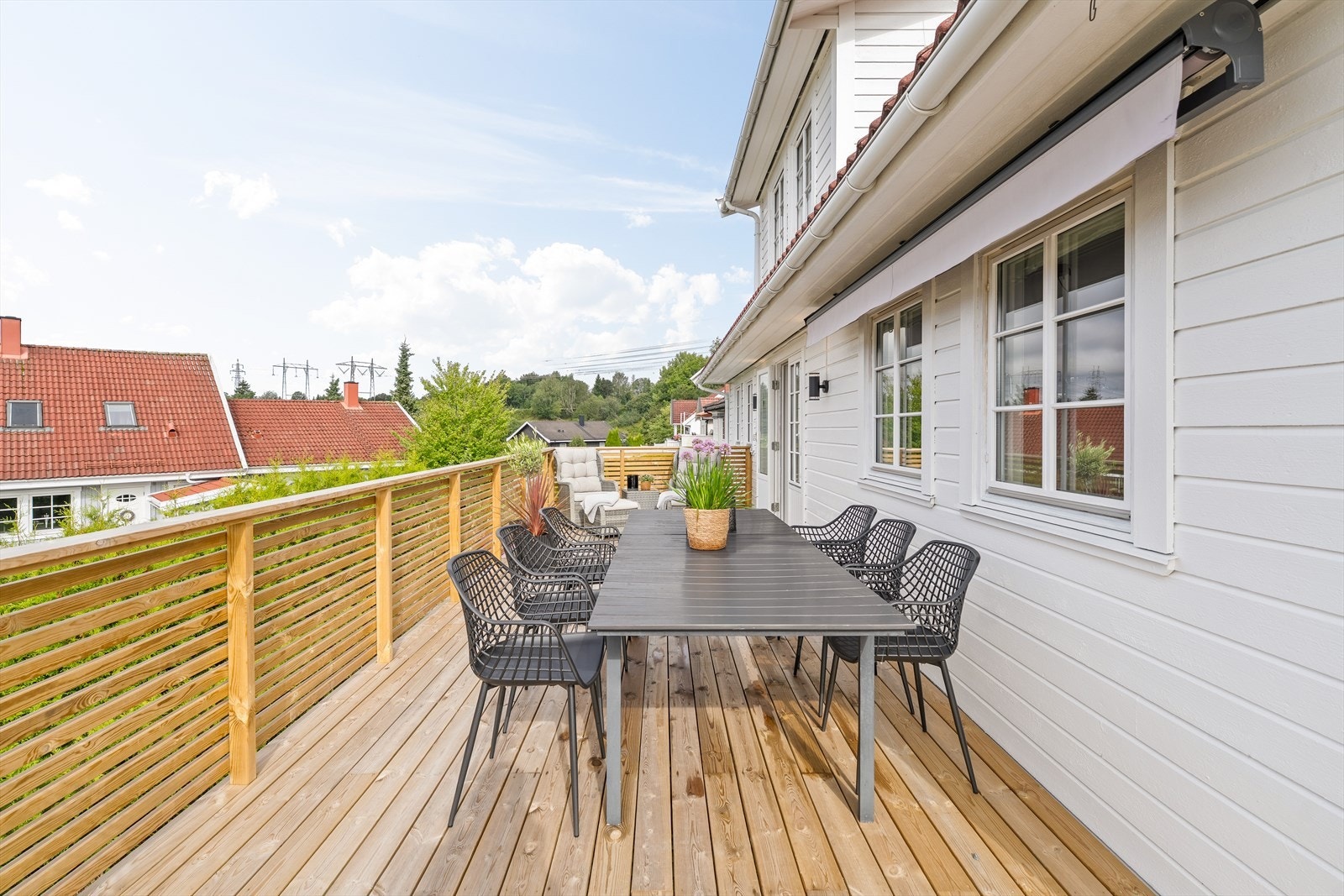 Balkongen utvider oppholdsarealet betydelig i sommerhalvåret. Galleribilde