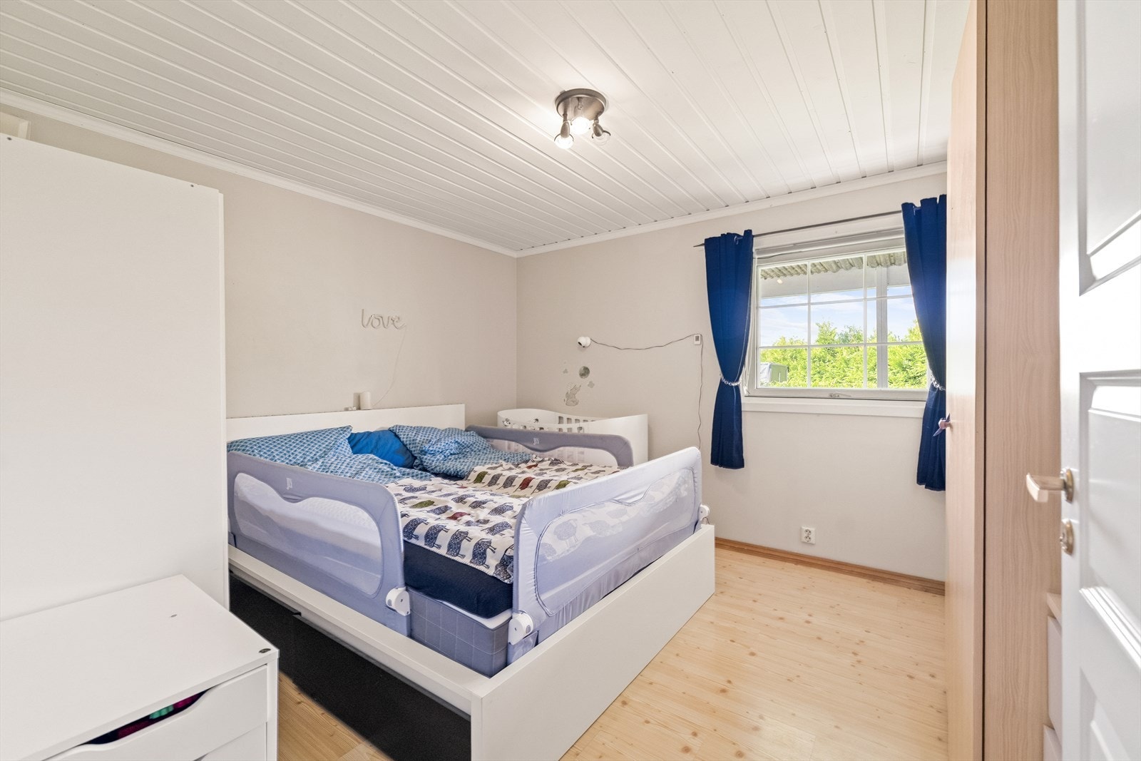 Det gjøres oppmerksom på at utleiedelen ikke er godkjent og at soverommene i sokkeletasjen ikke er godkjent for varig opphold, les mer under "midlertidig brukstillatelse og ferdigattest" Galleribilde