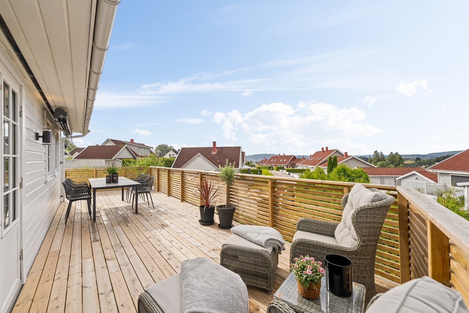 Fra stuen er det direkte utgang til en solrik balkong på hele 41 m² - et flott uterom som kan innredes med både sittegrupper, grill og beplantning. Galleribilde