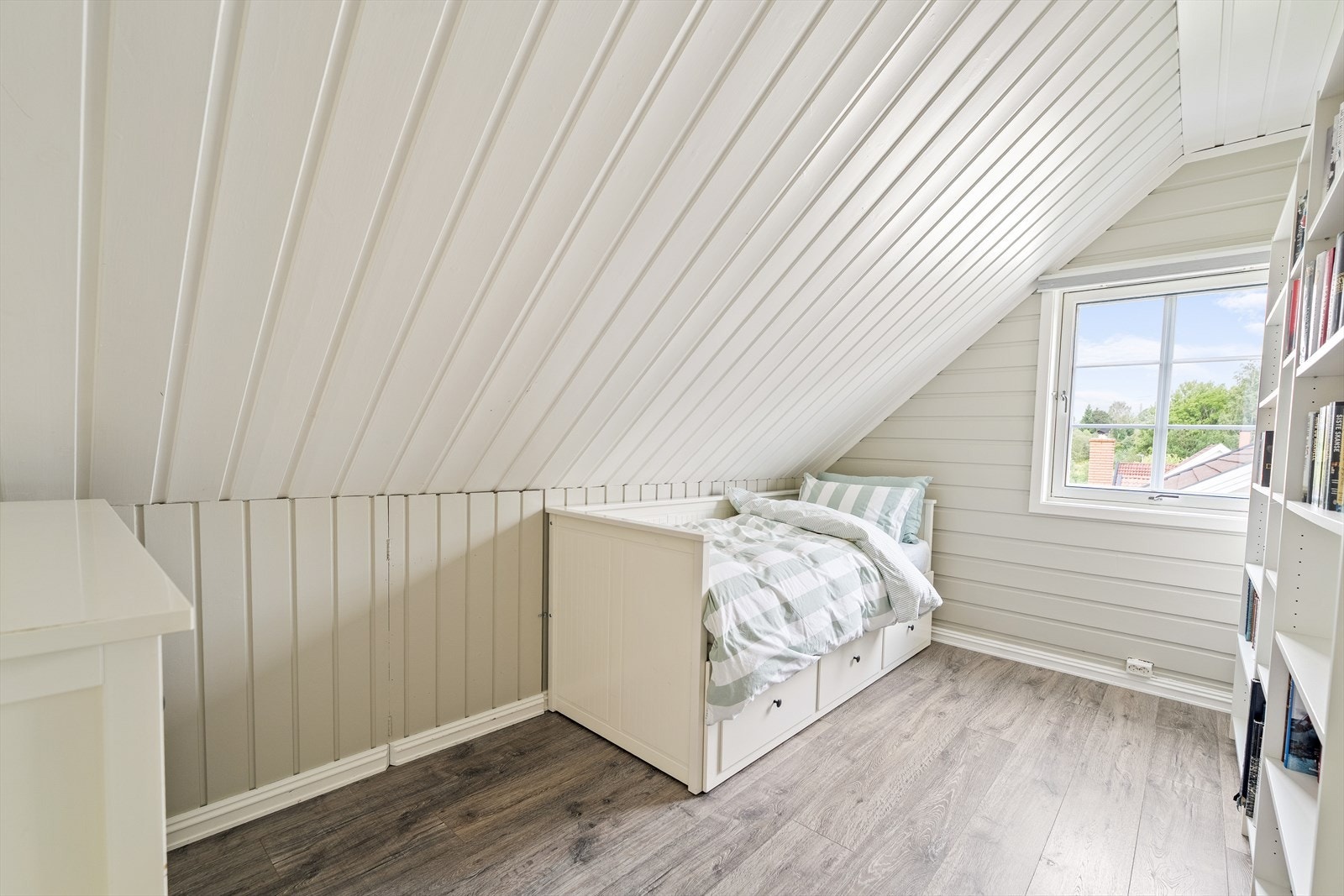 Store vindusflater sørger for rikelig med dagslys og bidrar til en lys og trivelig atmosfære. Galleribilde