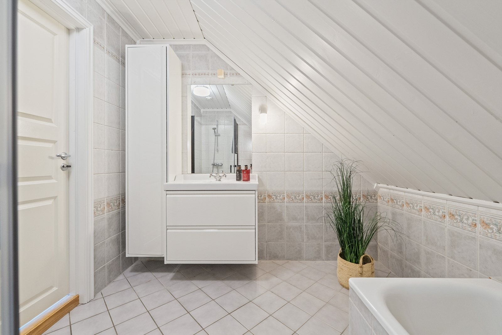 Lyst og innbydende baderom fra 1999 med flislagt gulv med behagelig gulvvarme samt flislagte vegger. Galleribilde