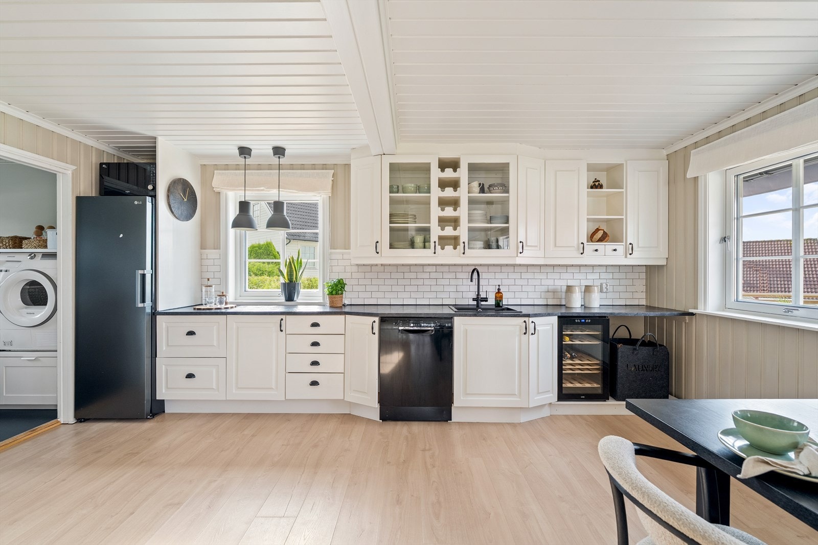 Mellom benk og overskap er det lagt fliser, og benkeskapsbelysning samt stikkontakter gir en funksjonell arbeidsflate Galleribilde