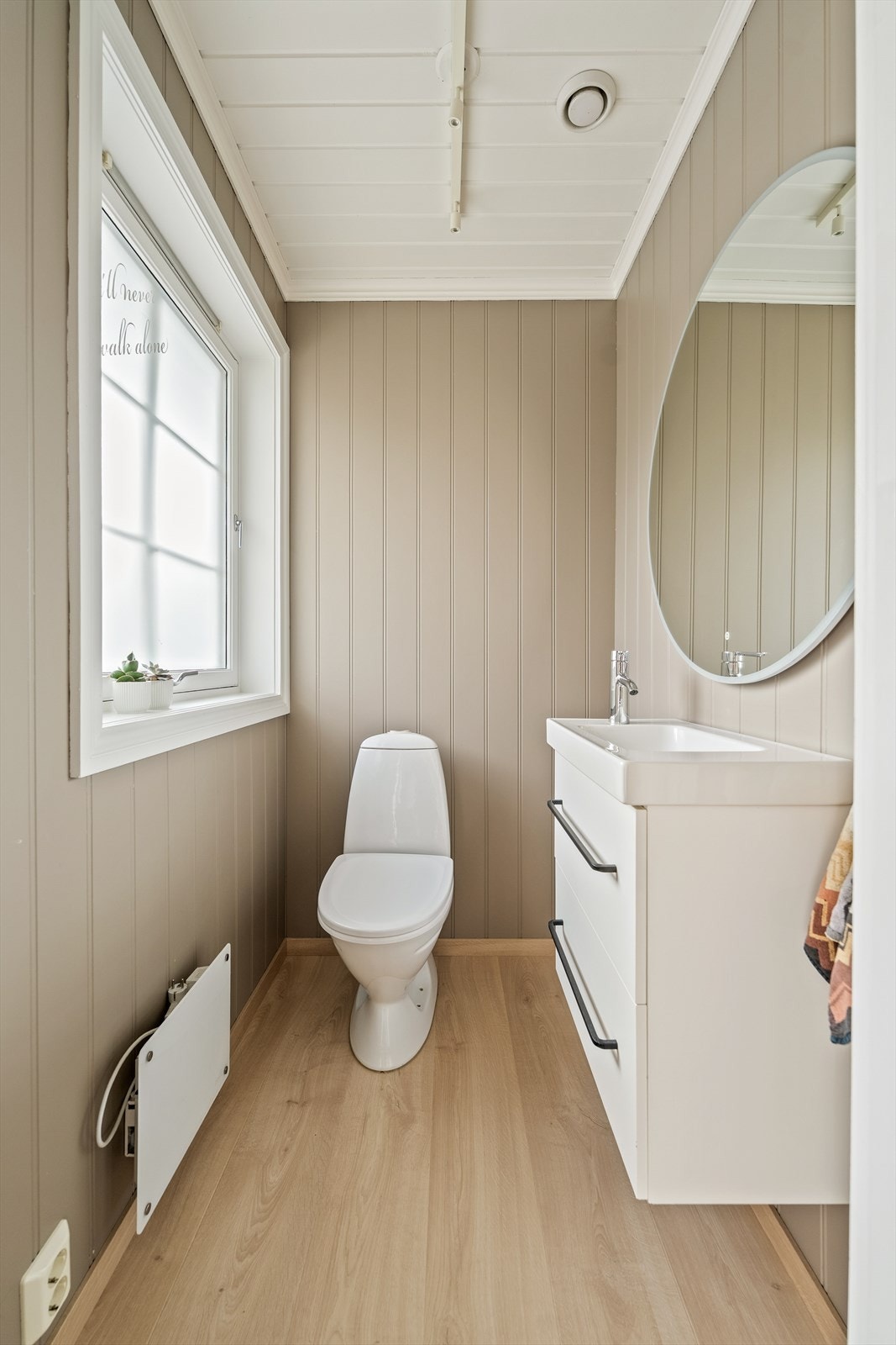 FI tilknytning til entréen ligger det et separat toalettrom - perfekt i en hektisk hverdag! Galleribilde