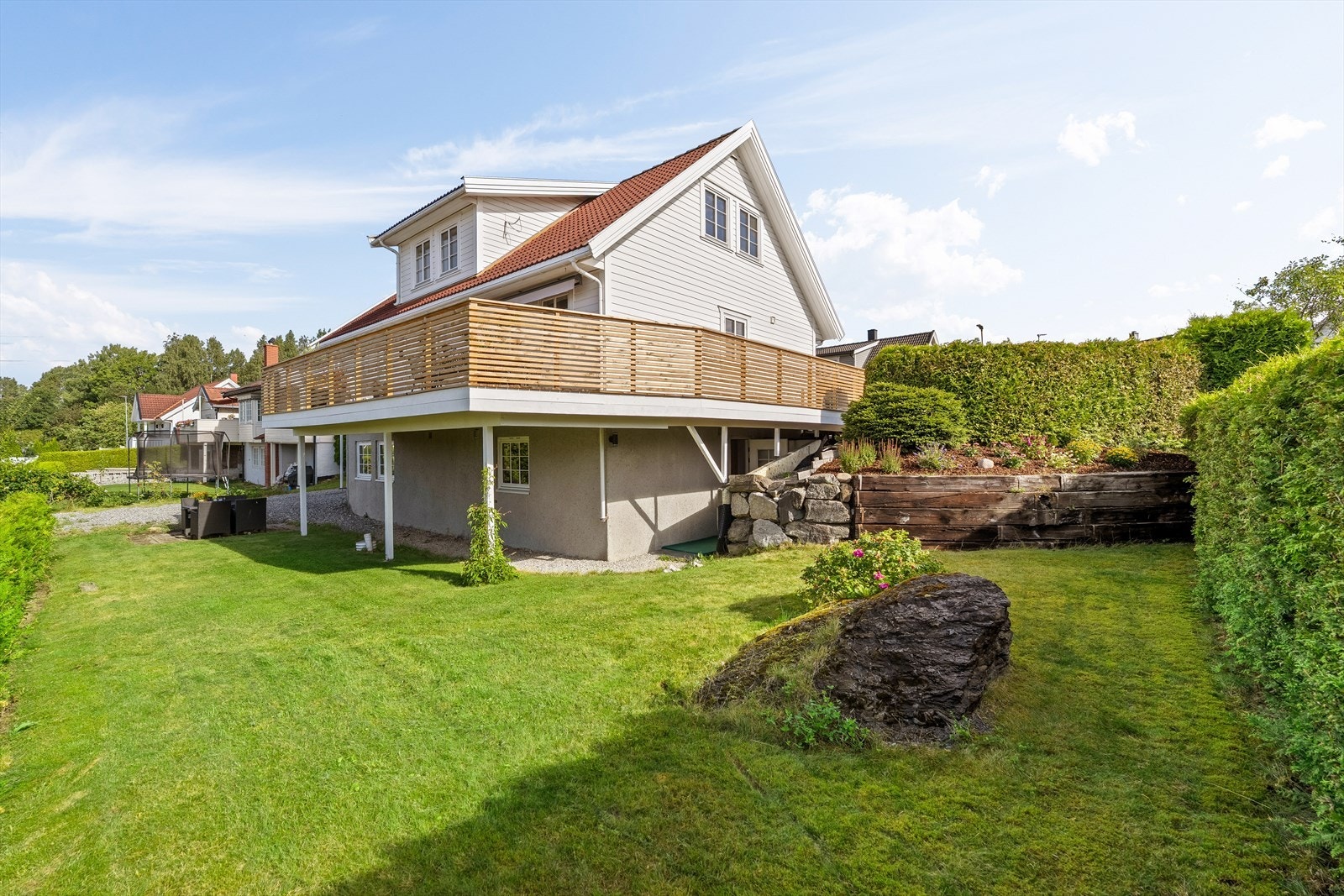 Boligen har en pent opparbeidet hage som gir et flott uterom gjennom hele sesongen. Galleribilde