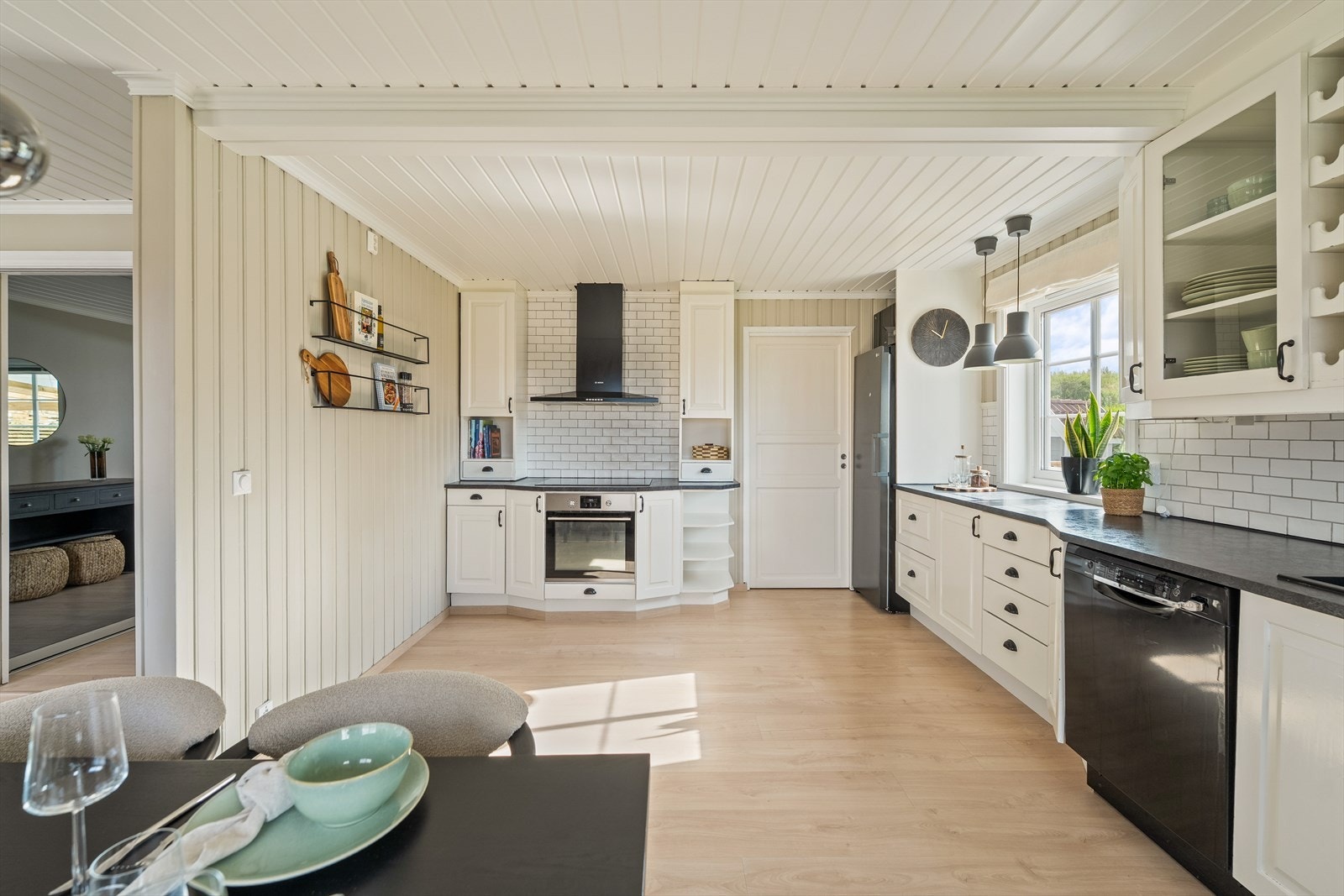 Kjøkkenet er utstyrt med frittstående kjøleskap, oppvaskmaskin og vinskap, samt integrert komfyr, nedfelt platetopp og veggmontert ventilator. Galleribilde