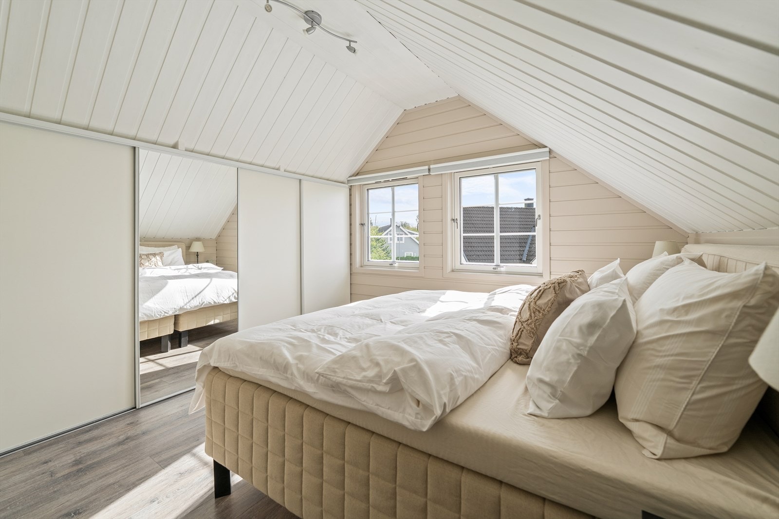 Dette gjør rommet både funksjonelt og komfortabelt - perfekt som en privat foreldresone. Galleribilde