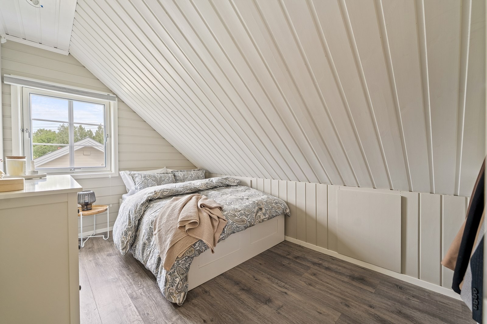 Rommene har fleksible løsninger som gjør at de enkelt kan tilpasses både barnerom, gjesterom eller hjemmekontor etter behov. Galleribilde