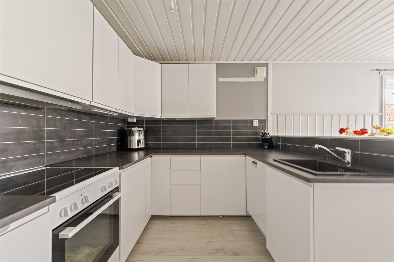 Det gjøres oppmerksom på at utleiedelen ikke er godkjent og at soverommene i sokkeletasjen ikke er godkjent for varig opphold, les mer under "midlertidig brukstillatelse og ferdigattest" Galleribilde