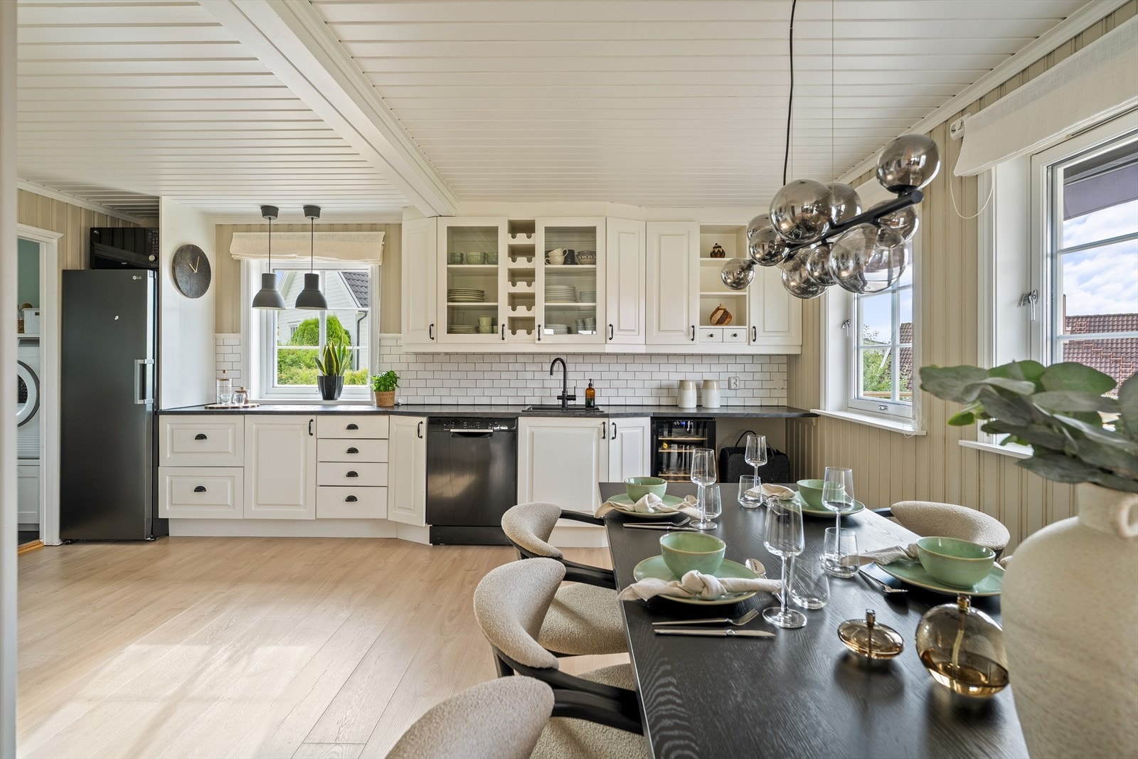 Kjøkkenet har en åpen og praktisk løsning med profilerte fronter fra byggeåret og benkeplater i laminat med nedfelt oppvaskkum og ett-greps kran. Galleribilde