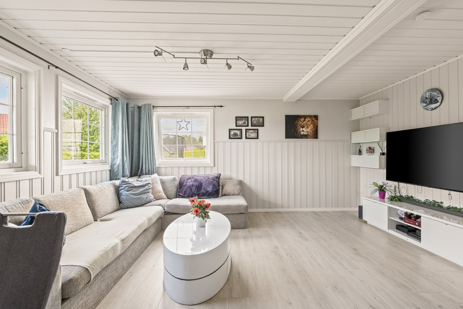 Det gjøres oppmerksom på at utleiedelen ikke er godkjent og at soverommene i sokkeletasjen ikke er godkjent for varig opphold, les mer under "midlertidig brukstillatelse og ferdigattest" Galleribilde