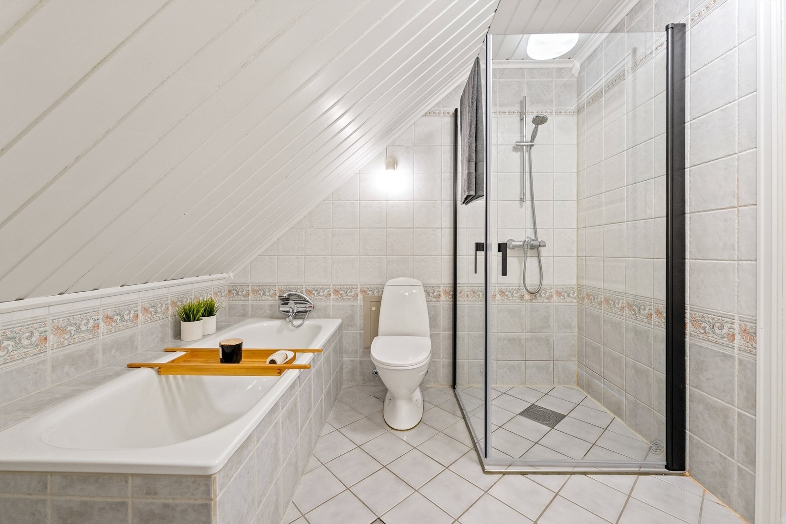 Innredningen består av et moderne, vegghengt servantskap med skuffer og ovenpåliggende servant med to-greps armatur. Galleribilde