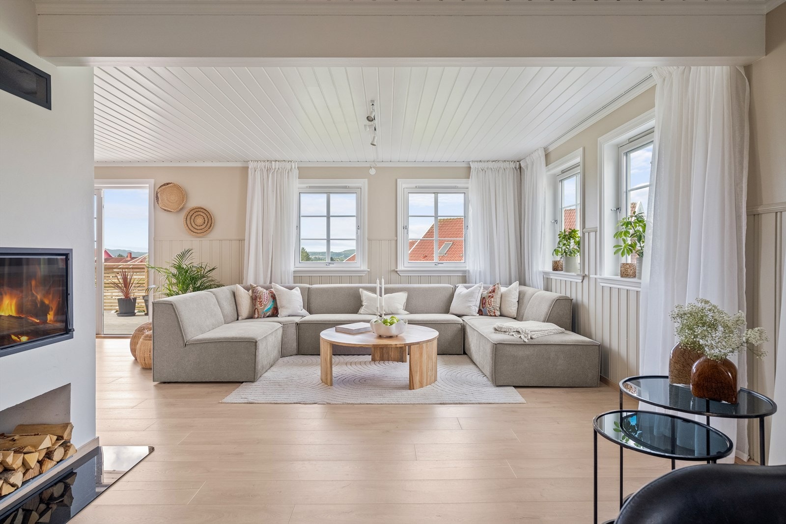 Med god plass og åpen løsning er dette et rom som enkelt kan tilpasses ulike behov - enten det er lek med barna, filmkveld eller hyggelige middager. Galleribilde