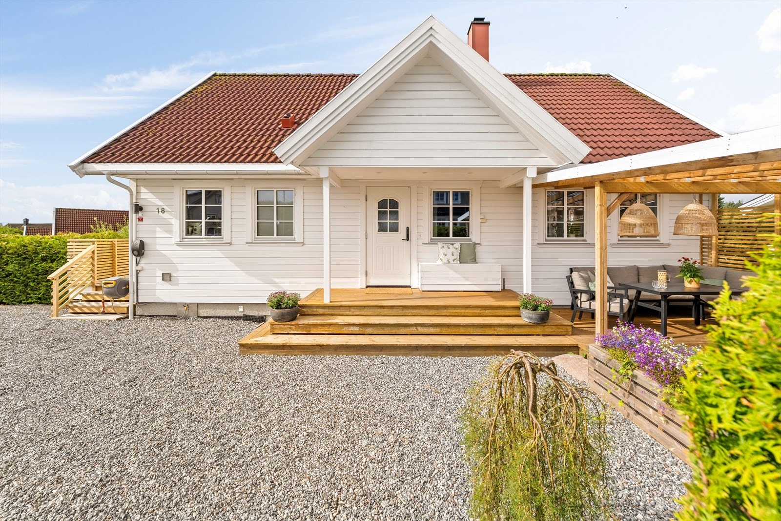 Boligen har et pent inngangsparti med en flott trapp som ønsker deg velkommen. Galleribilde