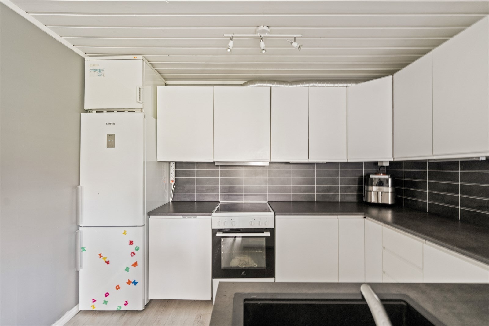 Det gjøres oppmerksom på at utleiedelen ikke er godkjent og at soverommene i sokkeletasjen ikke er godkjent for varig opphold, les mer under "midlertidig brukstillatelse og ferdigattest" Galleribilde