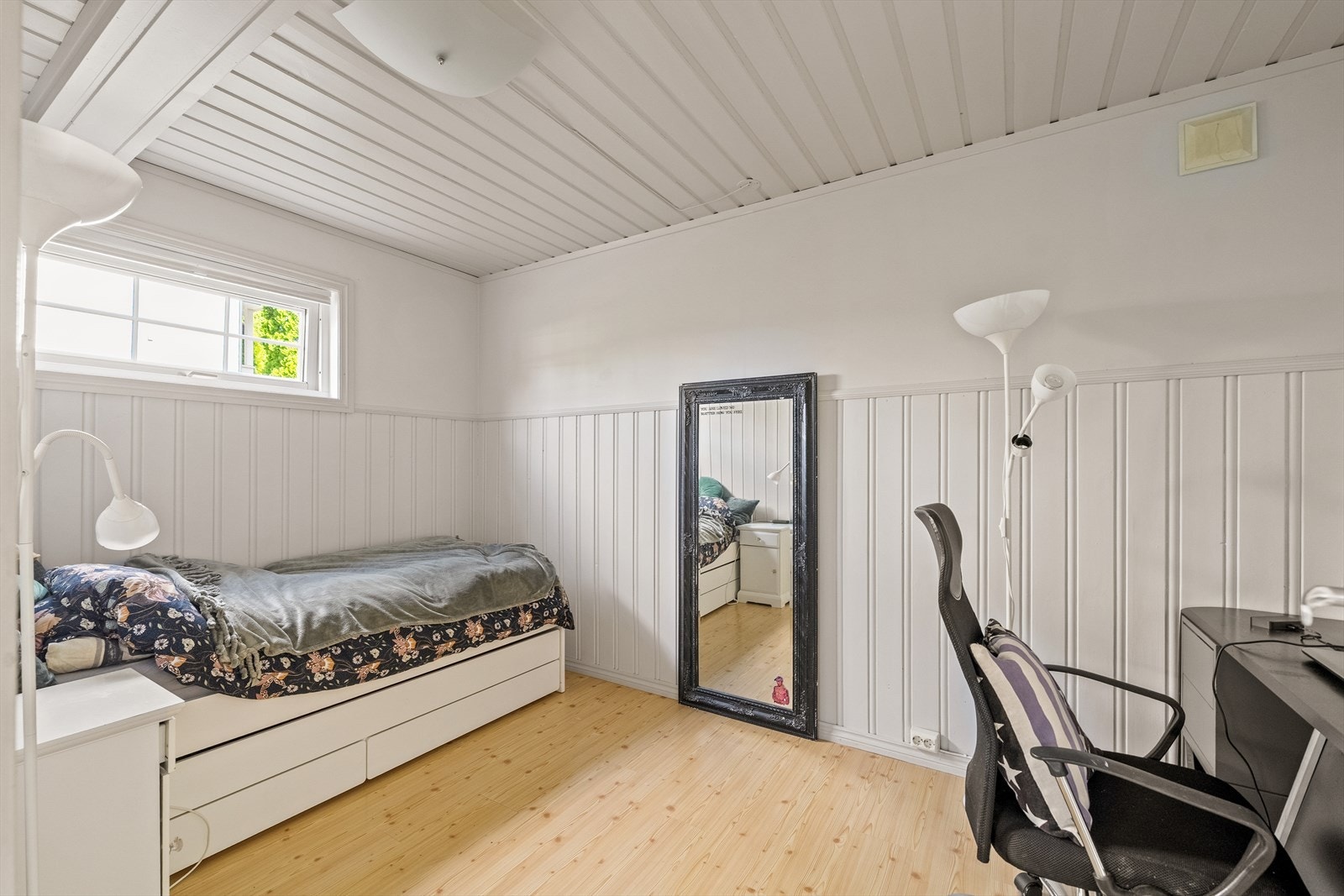 Det gjøres oppmerksom på at utleiedelen ikke er godkjent og at soverommene i sokkeletasjen ikke er godkjent for varig opphold, les mer under "midlertidig brukstillatelse og ferdigattest" Galleribilde