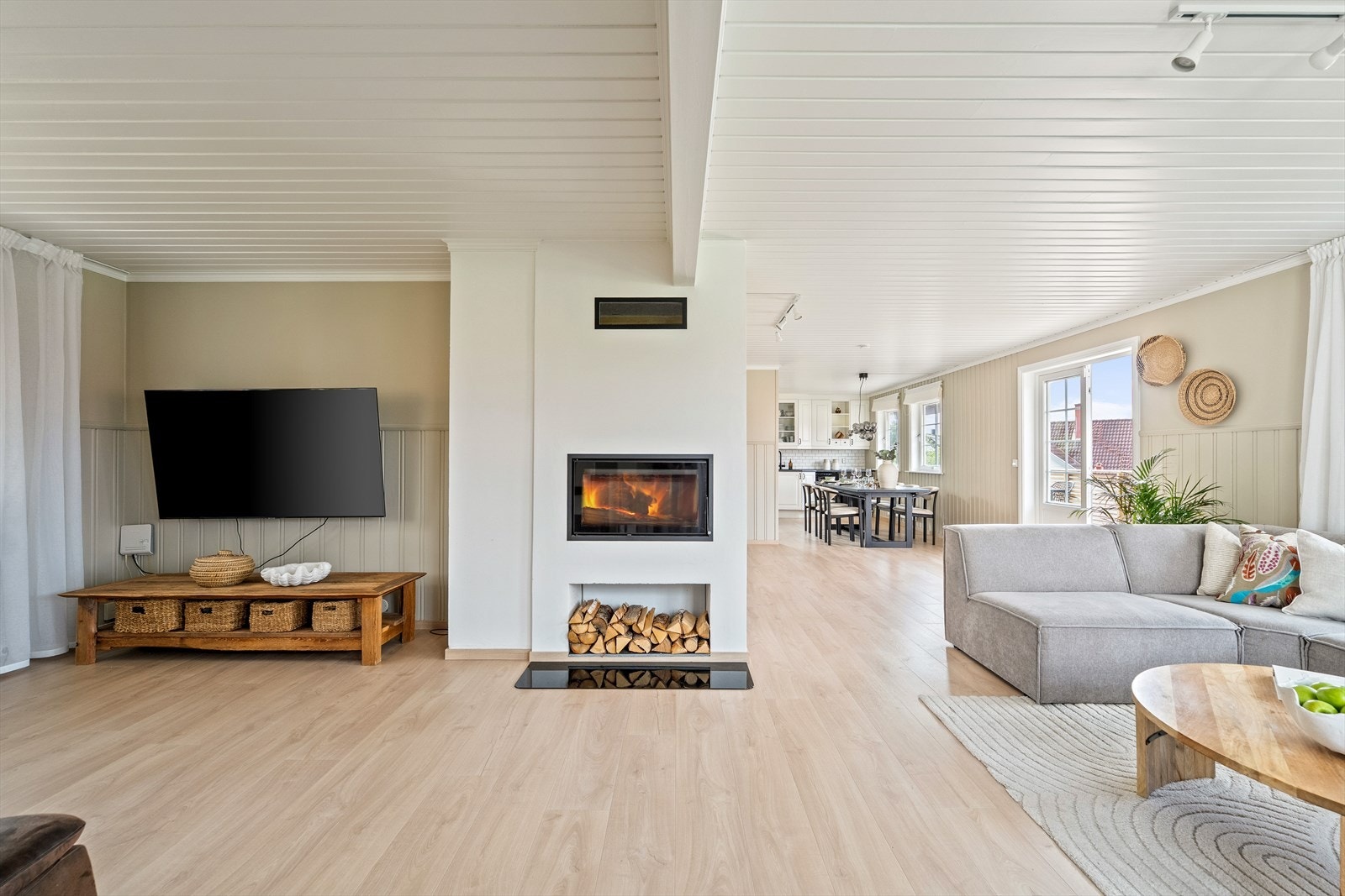 I stuen er det montert en moderne peisovn som gir lun atmosfære og ekstra varme på kjølige dager. Galleribilde