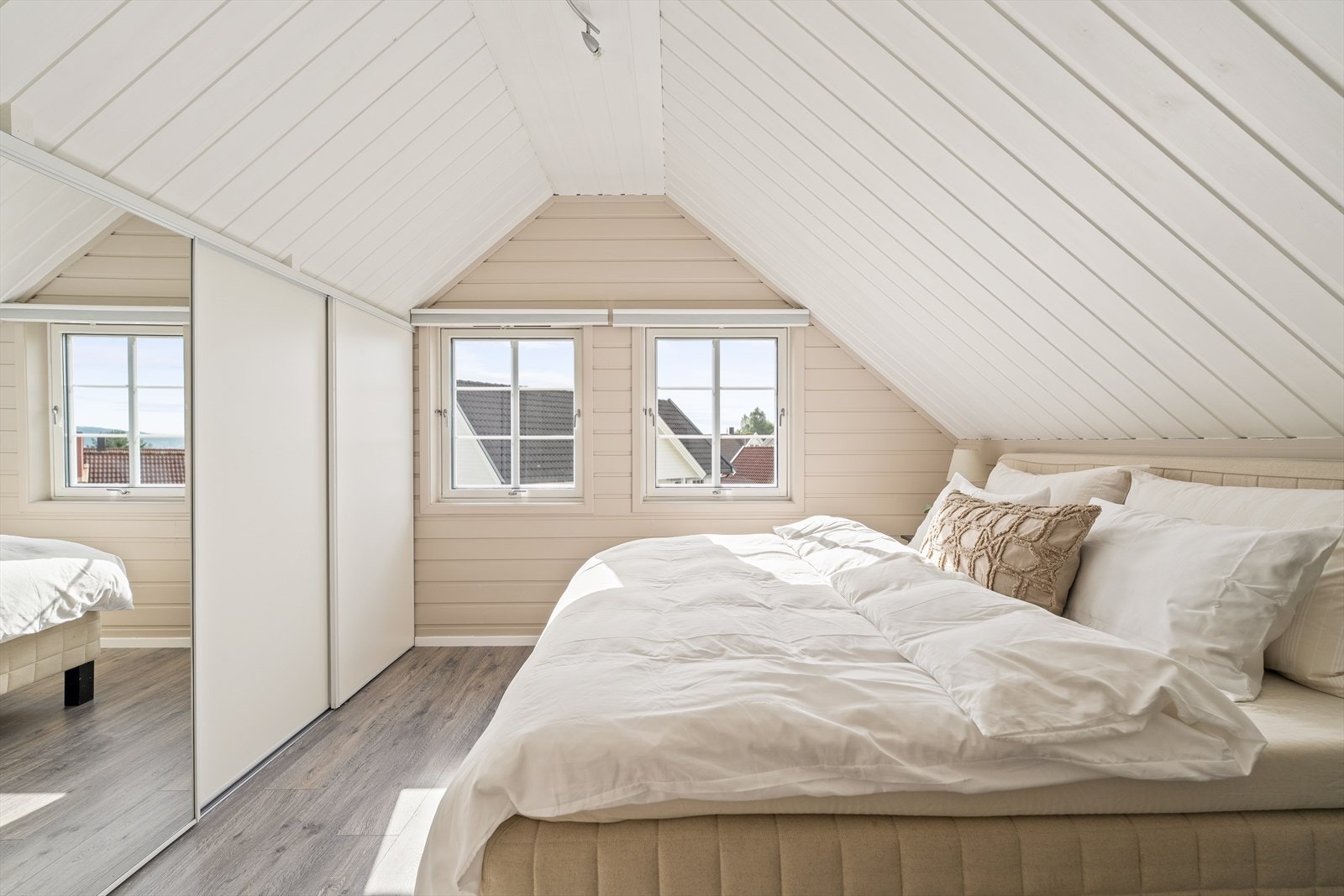 Hovedsoverommet utmerker seg med ekstra god plass og har tilknytning til en praktisk garderobeløsning som gir rikelig med oppbevaringsmuligheter. Galleribilde