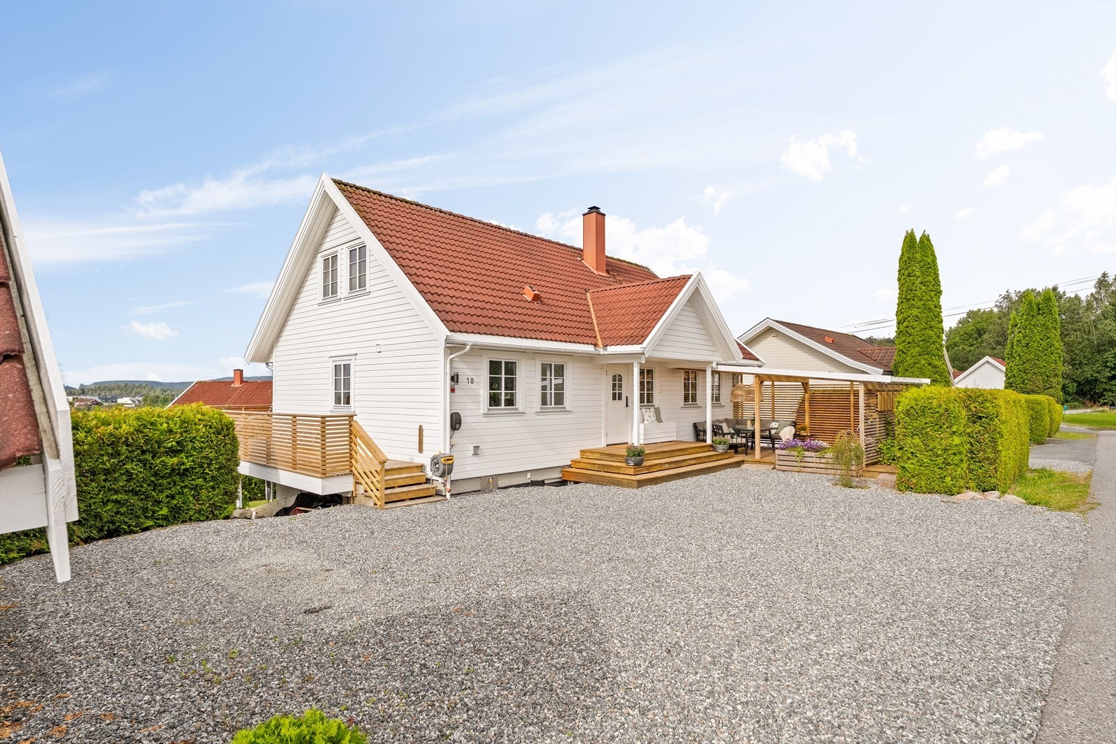 Eiendommen har en praktisk gruset gårdsplass med flere biloppstillingsplasser, som gir god plass til parkering for familie og gjester. Foto: Morten Eriksen Galleribilde