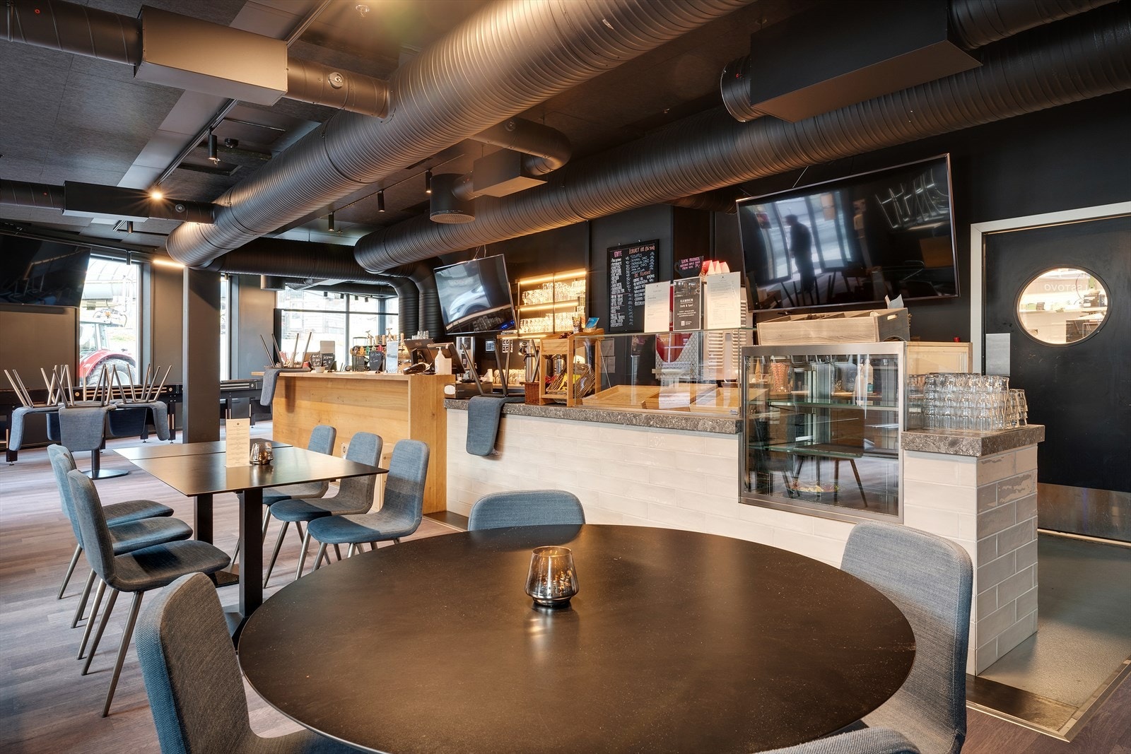 Kamben Kafè finner en flotte kafèlokaler med shuffleboard Galleribilde