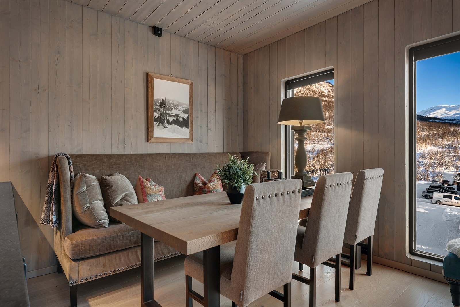 Naturlig plassering av spisegruppen i rommet Galleribilde