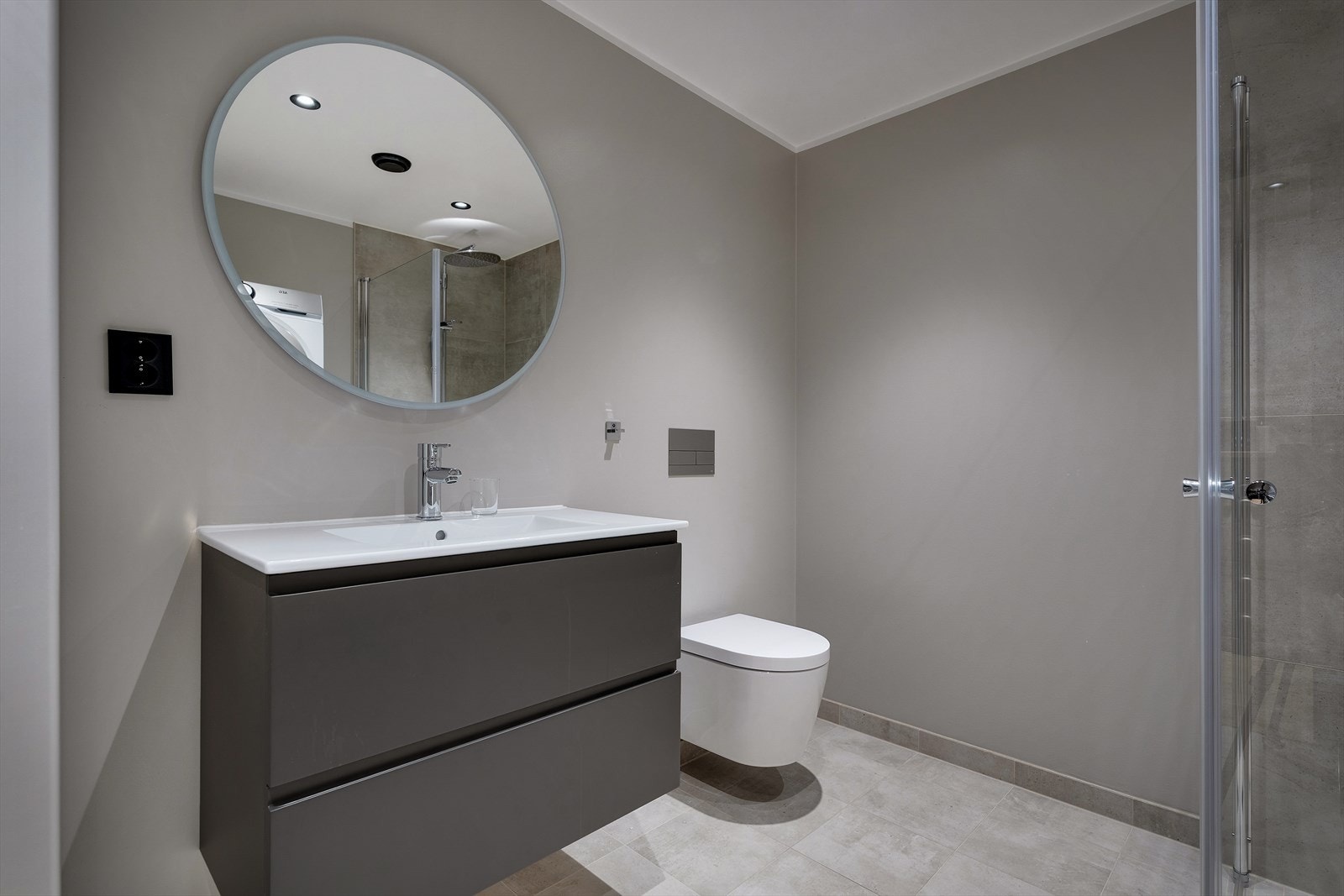 Baderom 2 har flislagt gulv med vannbåren gulvvarme Galleribilde